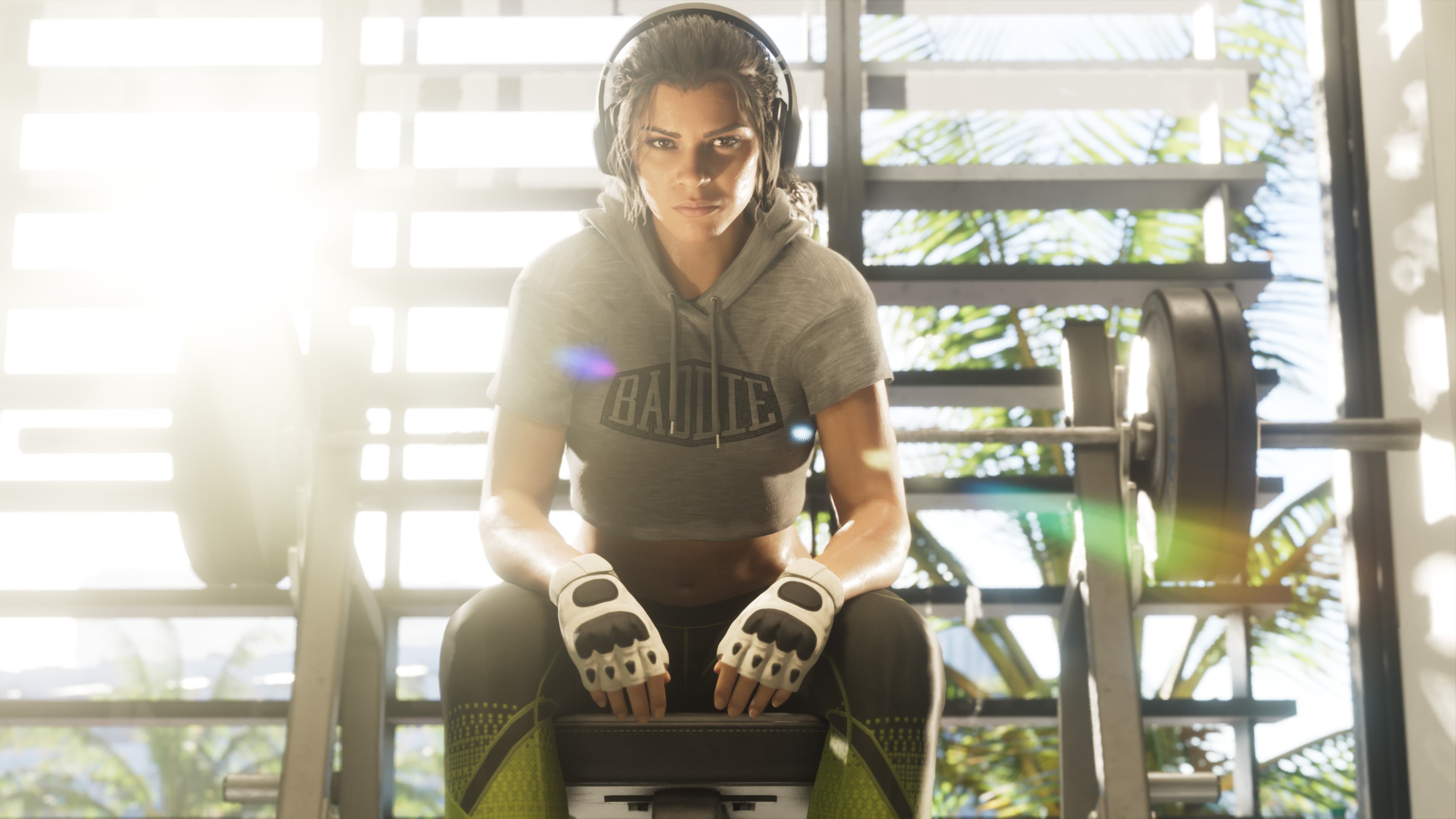 Lucia sentada em uma academia, em imagem oficial de GTA VI